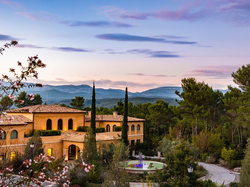 Les bassins du spa de Terre Blanche, à Tourrettes