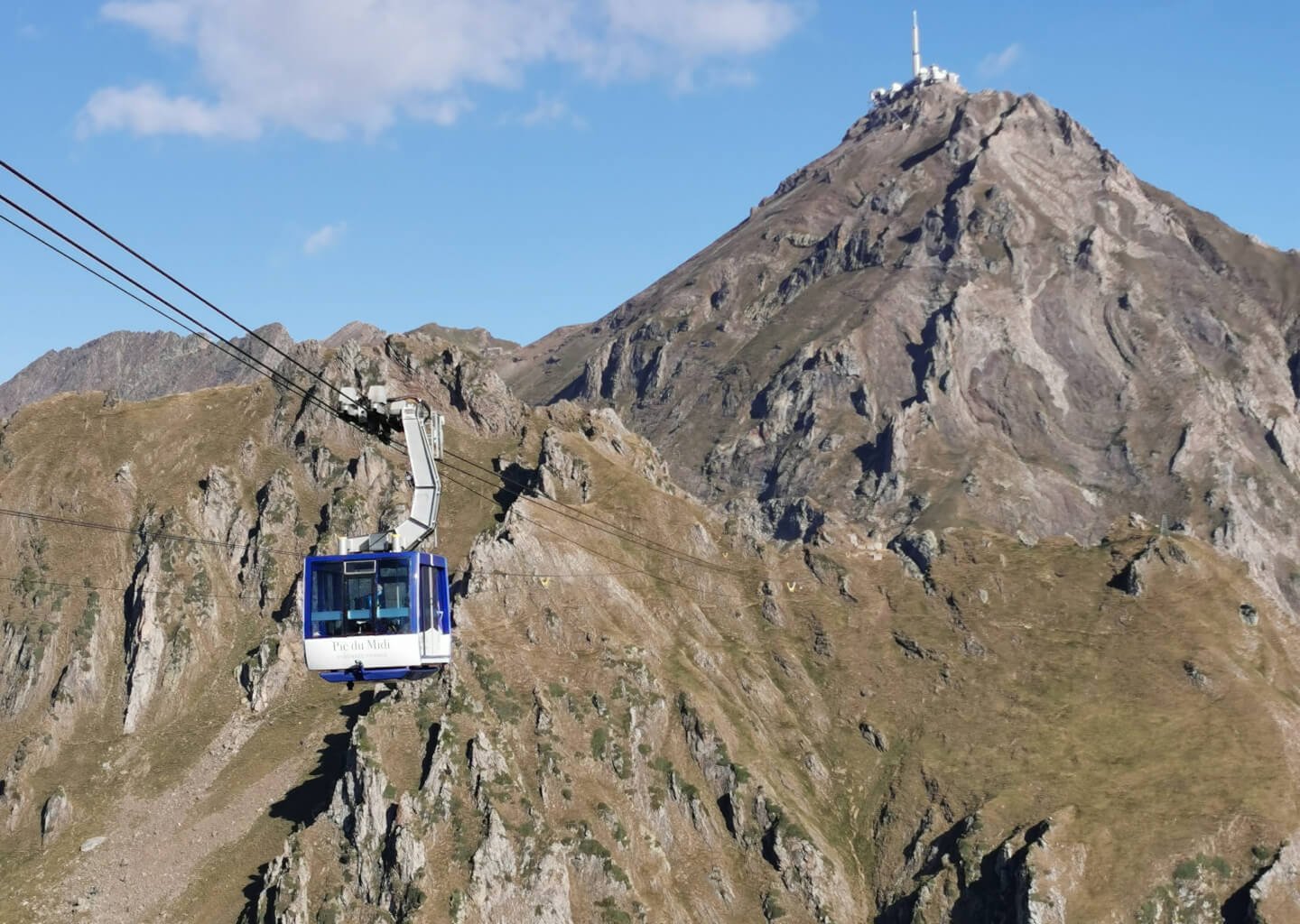 Le téléphérique du Pic du Midi de Bigorre et le sommet de l'observatoire, Hautes-Pyrénées