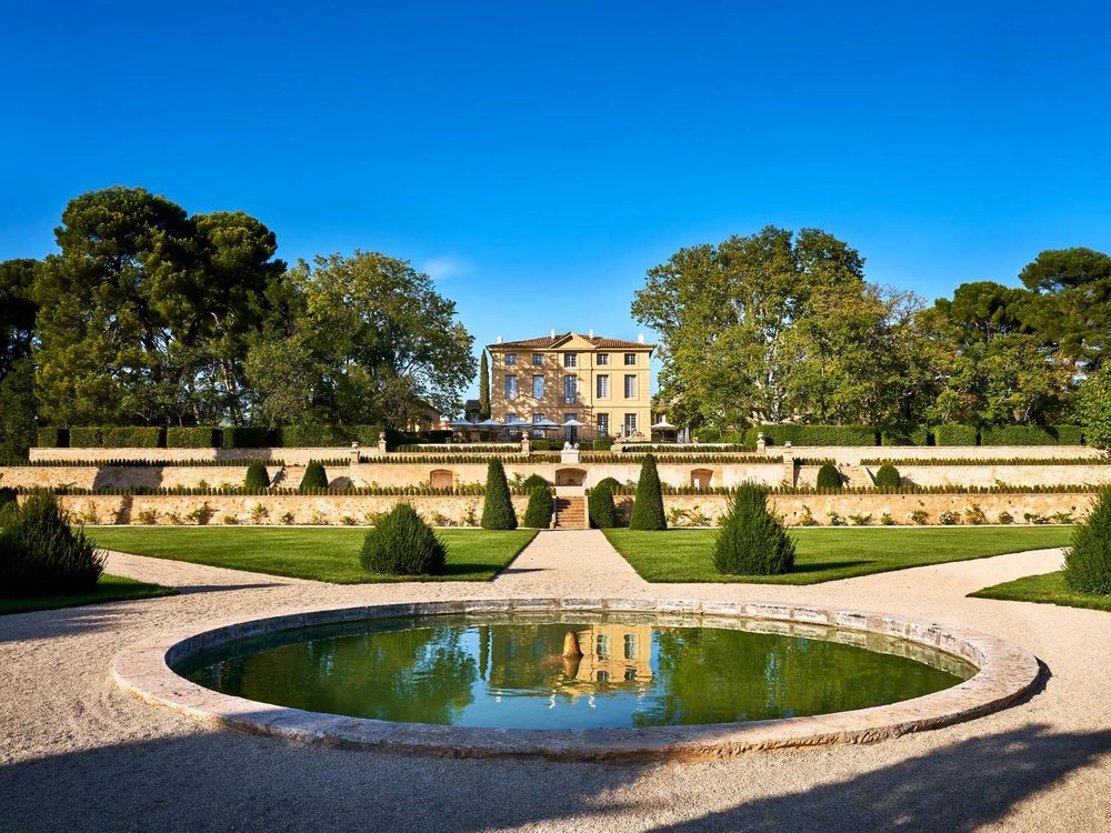 La bastide du Château de la Gaude au bout de son jardin à la française, le bassin rond au premier plan