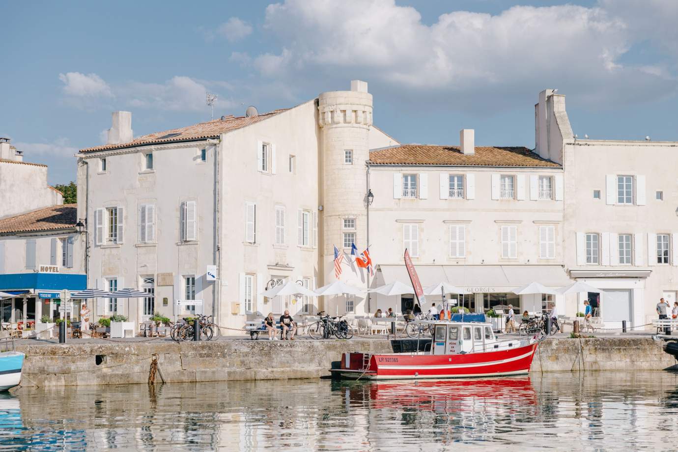 La façade et la tourelle de l'Hôtel de Toiras, sur le quai du port de Saint-Martin-de-Ré
