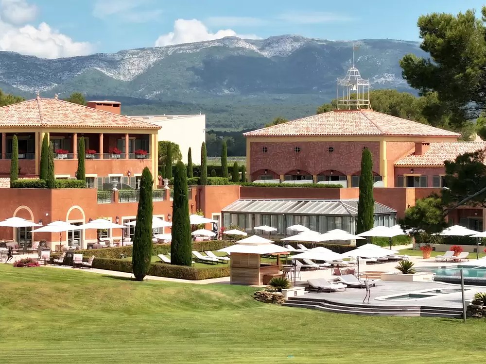 L'Hôtel et Spa du Castellet, ses bastides ocre et le massif provençal derrière