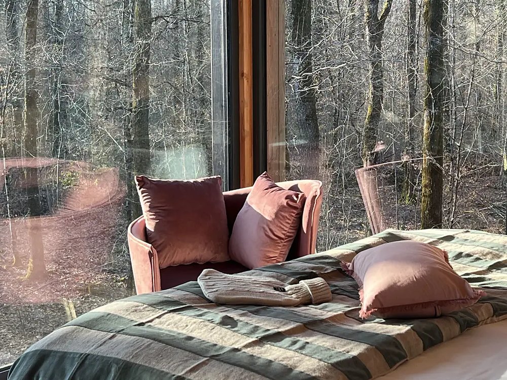 Un lodge des Loire Valley Lodges ouvert par une baie vitrée sur la forêt