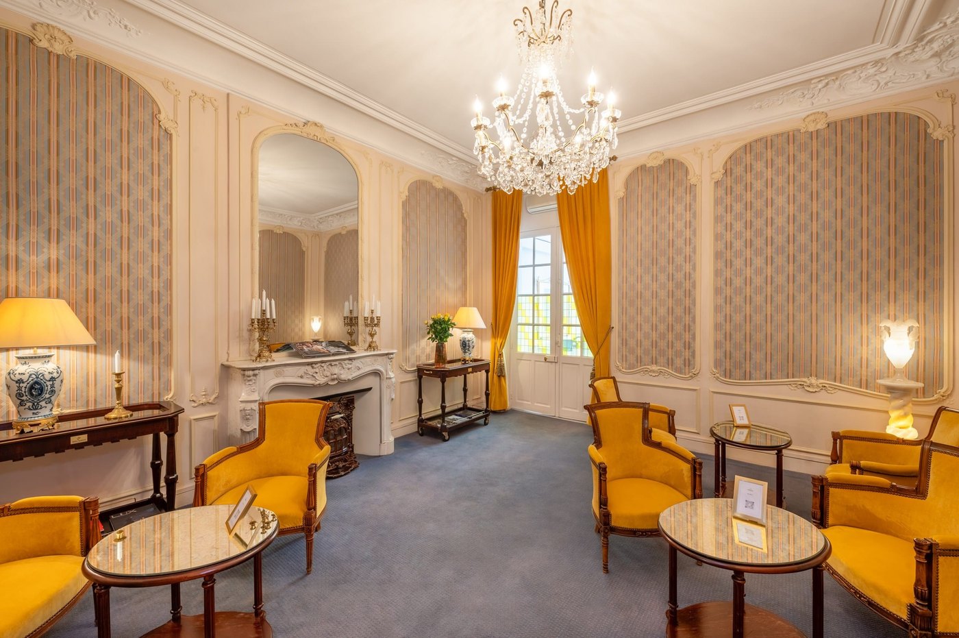Un salon du Grand Hôtel des Templiers, à Reims