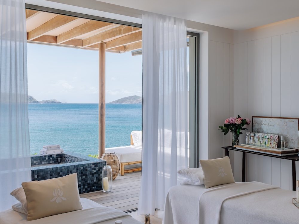 La cabine double du Spa Sisley de l'Hôtel Christopher, deux tables de massage et une baignoire face à la mer