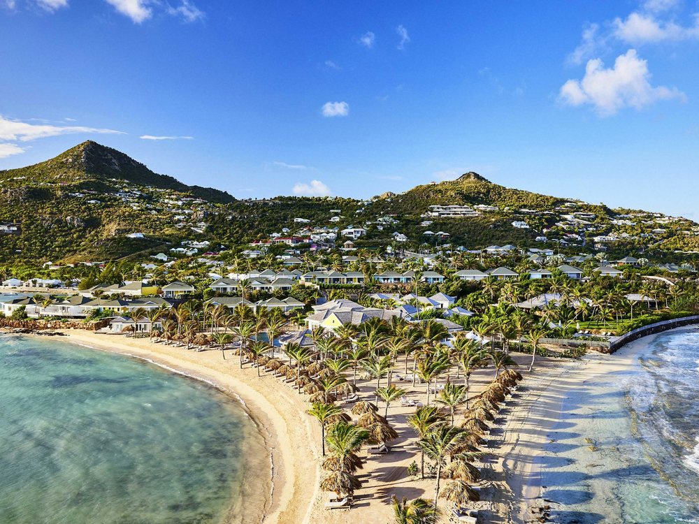 La péninsule du Guanahani vue d'en haut, ses cases créoles entre la plage et le lagon de Grand Cul-de-Sac