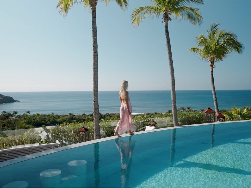La piscine à débordement du Toiny face à la mer des Caraïbes, sous les cocotiers