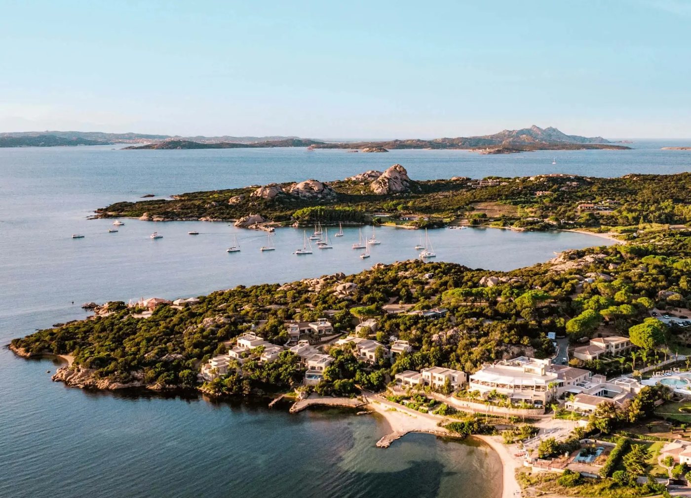 Vue aérienne du 7Pines Resort Sardinia sur la presqu'île de Baja Sardinia