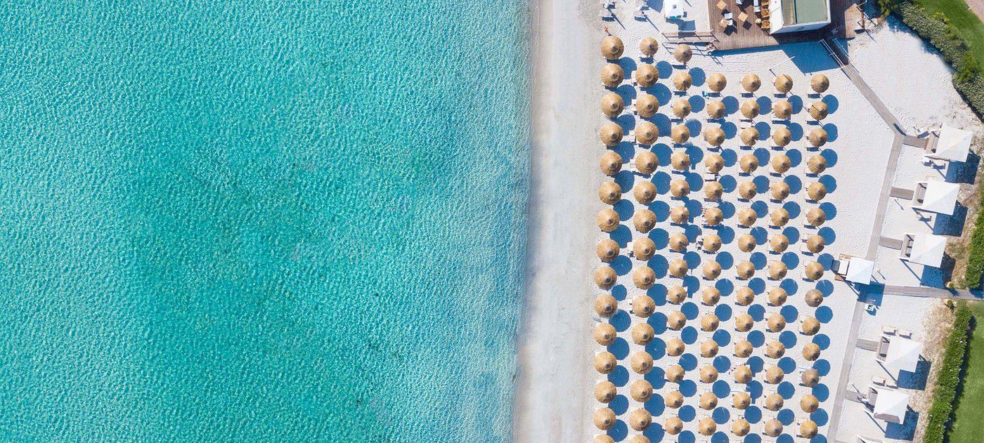 La plage privée de l'Abi d'Oru sur le golfe de Marinella, vue du ciel