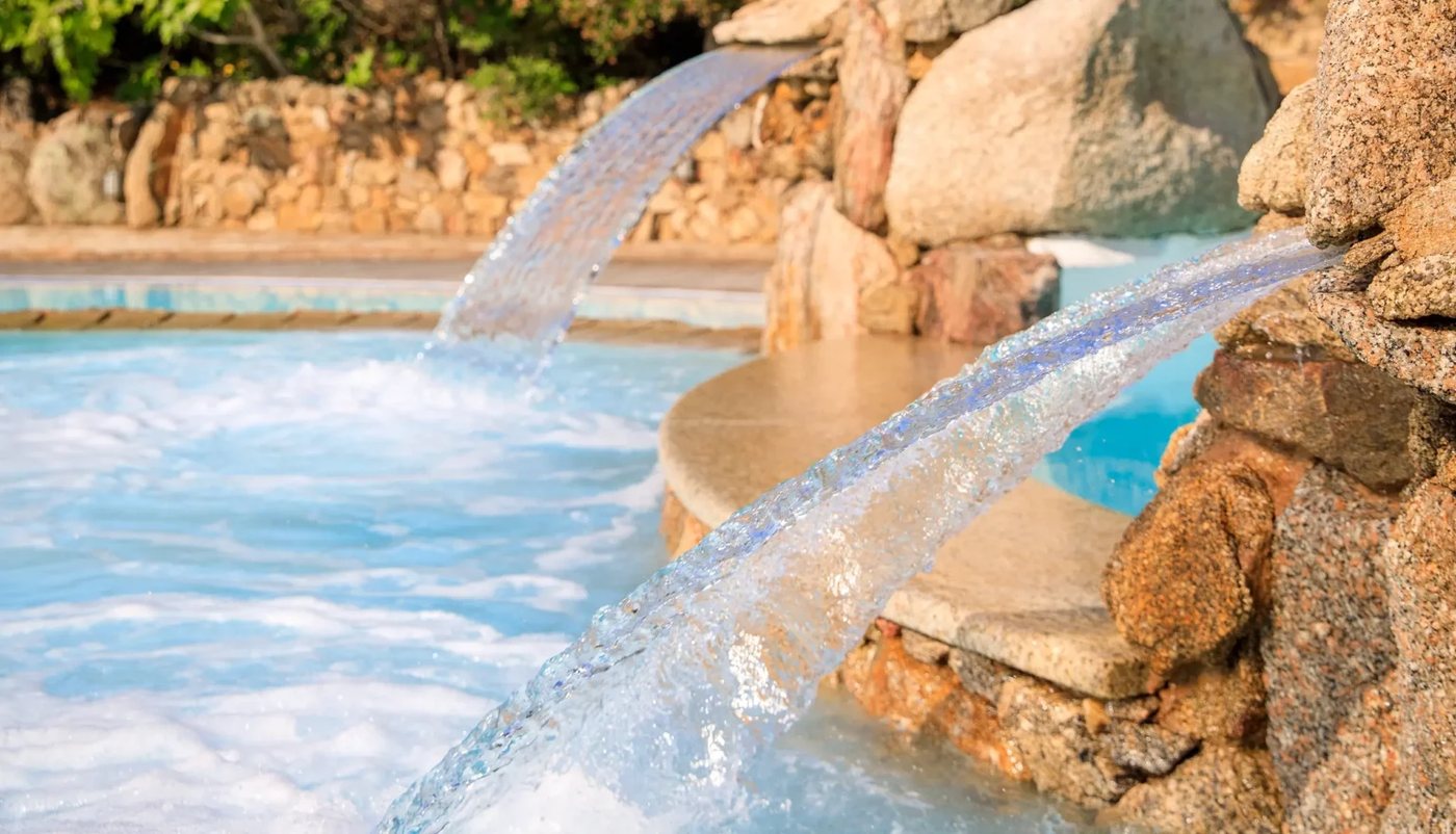 Les bassins d'eau de mer de la thalasso L'Incantu, à l'Hotel Capo d'Orso de Palau