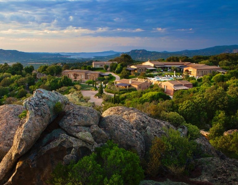 Le Petra Segreta Resort and Spa, bâtisses rurales dans les collines de San Pantaleo face à la mer