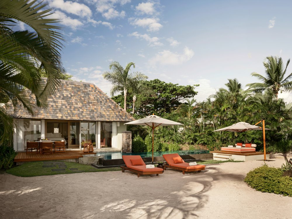 Une villa du Four Seasons Resort Mauritius at Anahita, sa terrasse, ses transats orange et sa piscine privée sous les palmiers