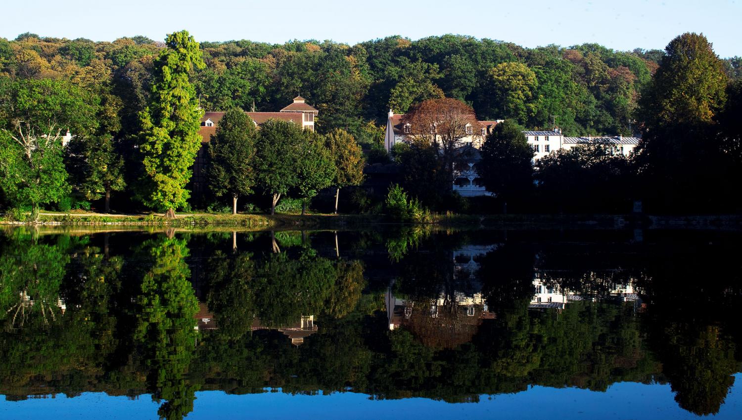 L'hôtel Les Étangs de Corot vu depuis la rive de l'étang de Ville-d'Avray
