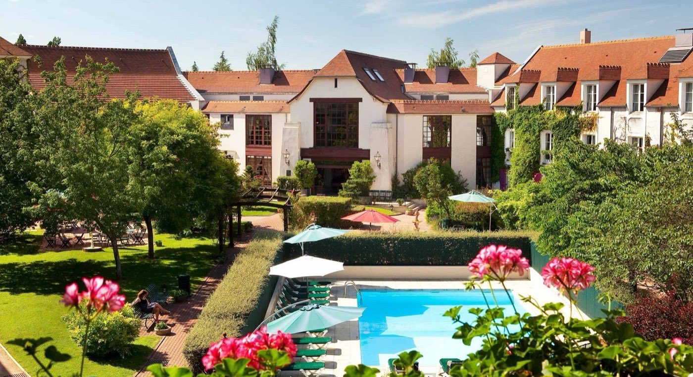 Le jardin et la piscine extérieure du Manoir de Gressy, en Seine-et-Marne