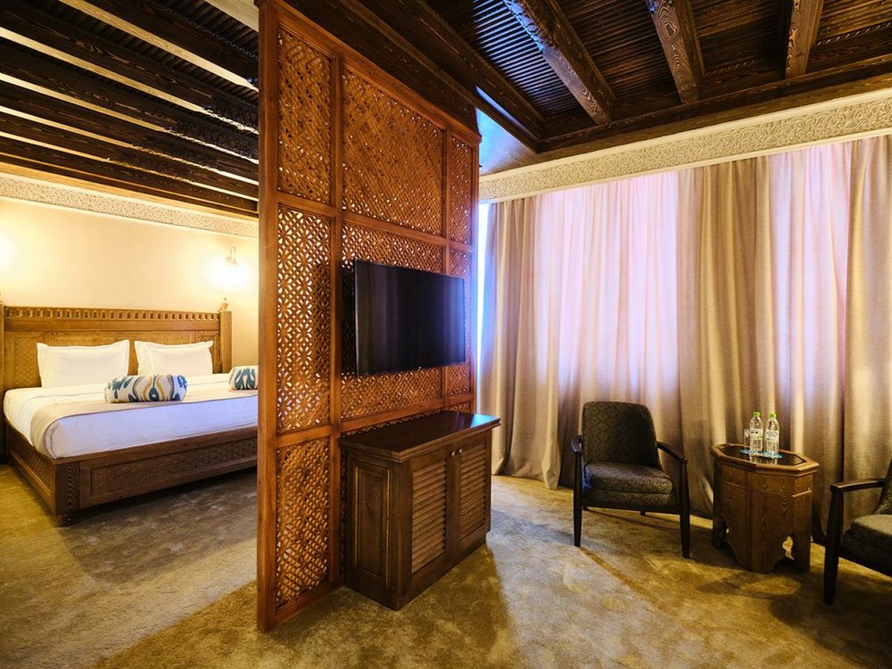 Une suite du Kosh Havuz Boutique Hotel, son plafond de bois et sa cloison de bois sculpté