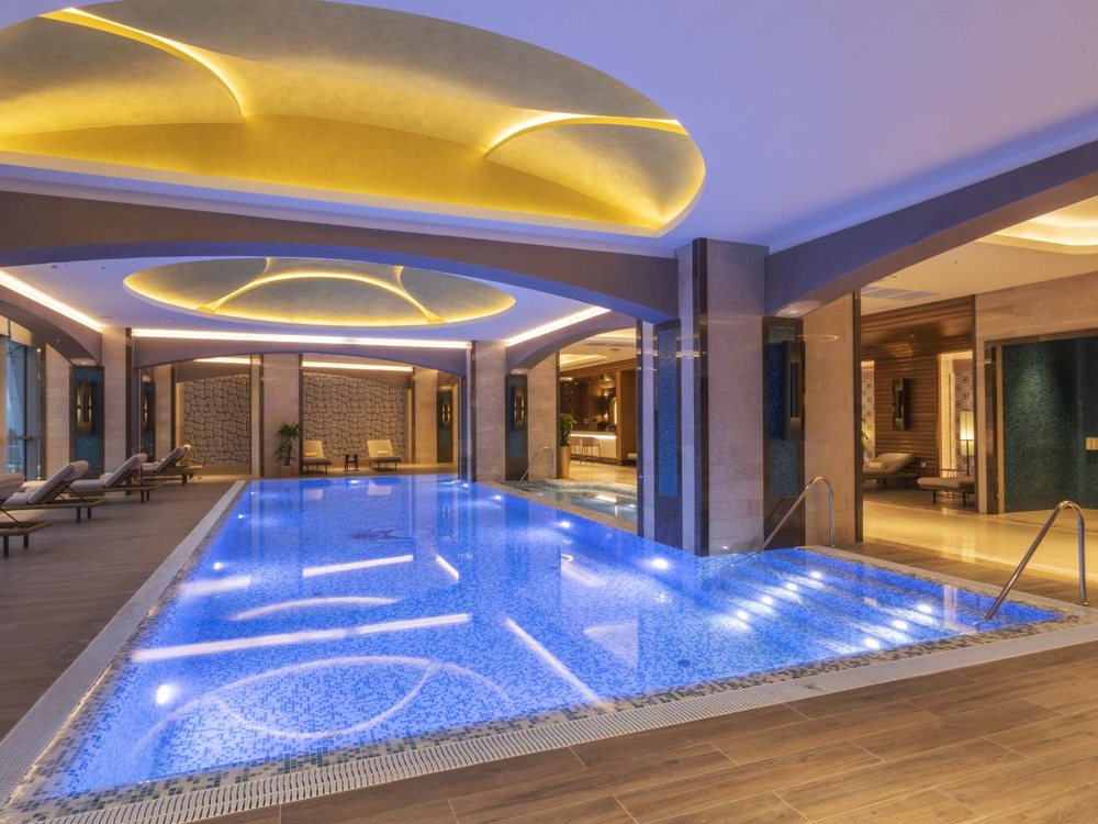 La piscine intérieure du Mirage SPA & Wellness, au Silk Road by Minyoun, sous son plafond lumineux