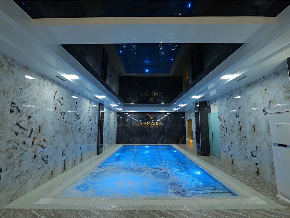 La piscine intérieure chauffée du Samaria Hotel and Spa, entre ses murs de marbre