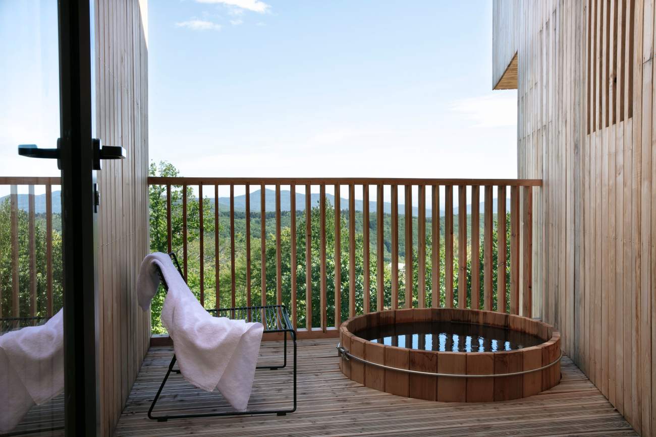 Bain nordique privatif sur la terrasse d'une hytte du 48° Nord, face aux Vosges