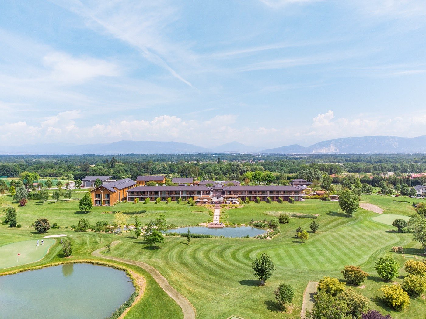 Vue aérienne du Jiva Hill Resort et de son golf à Crozet, au pied du Jura