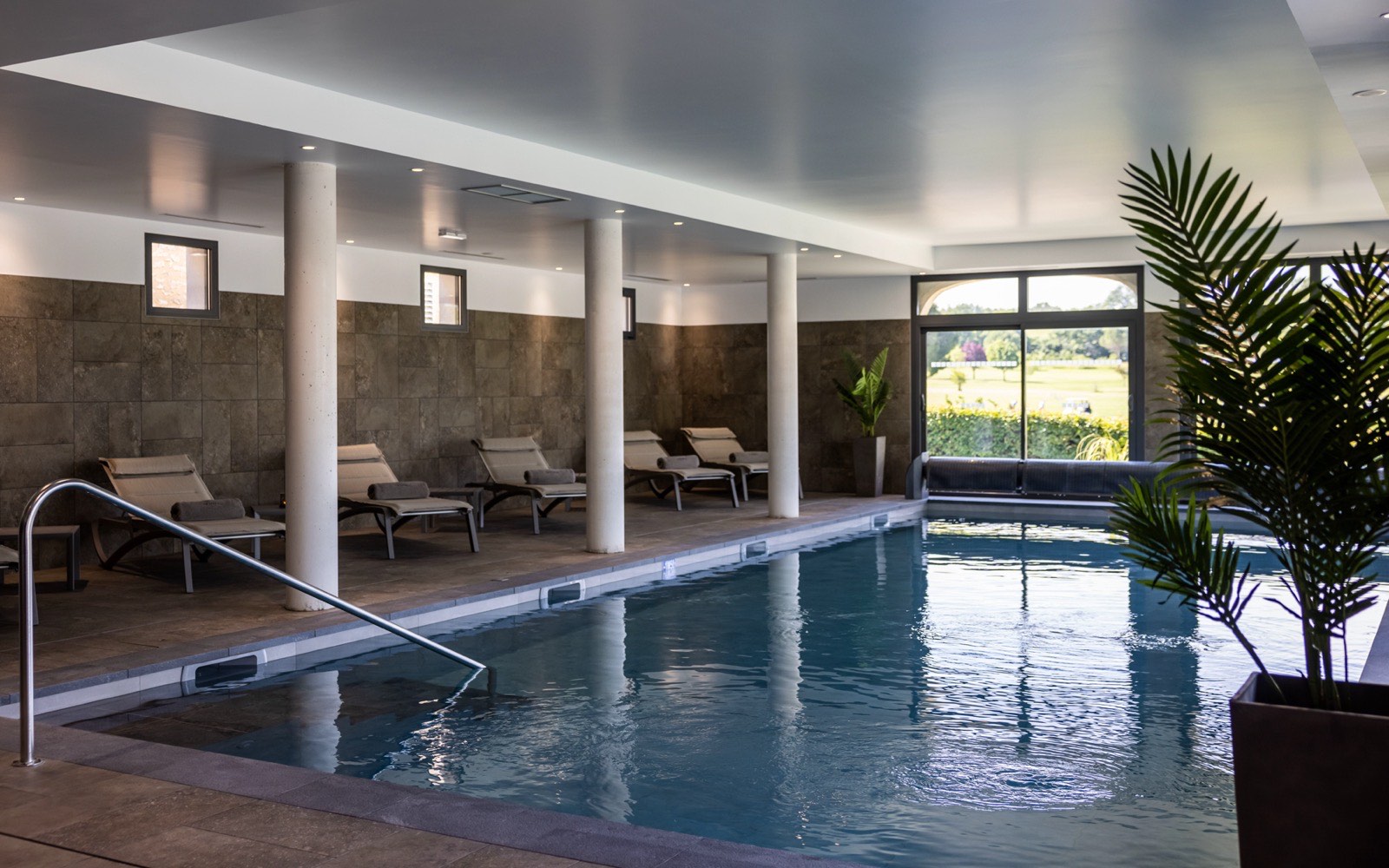 La piscine intérieure du spa du Château des Vigiers, en Dordogne