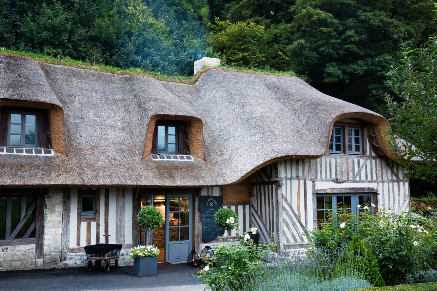 La salle de La Boucane, bistrot de La Ferme Saint-Siméon installé dans une chaumière