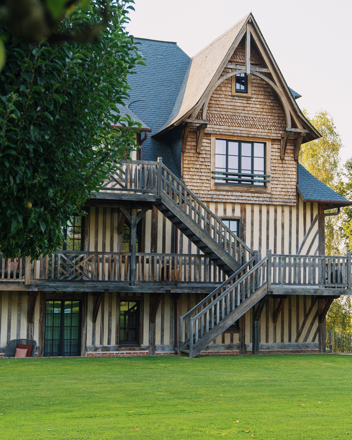 La façade à colombages et le toit de chaume de La Ferme Saint-Siméon à Honfleur