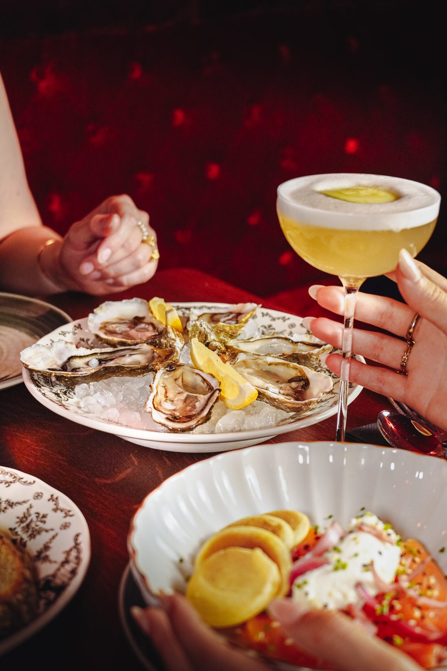 Une table dressée à L'Alcôve, le restaurant du Madame C à Strasbourg