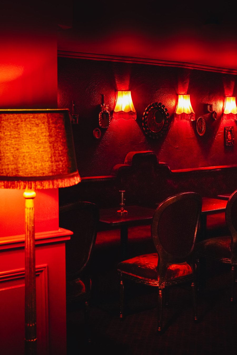 Un salon du Madame C à Strasbourg, velours et lumières tamisées