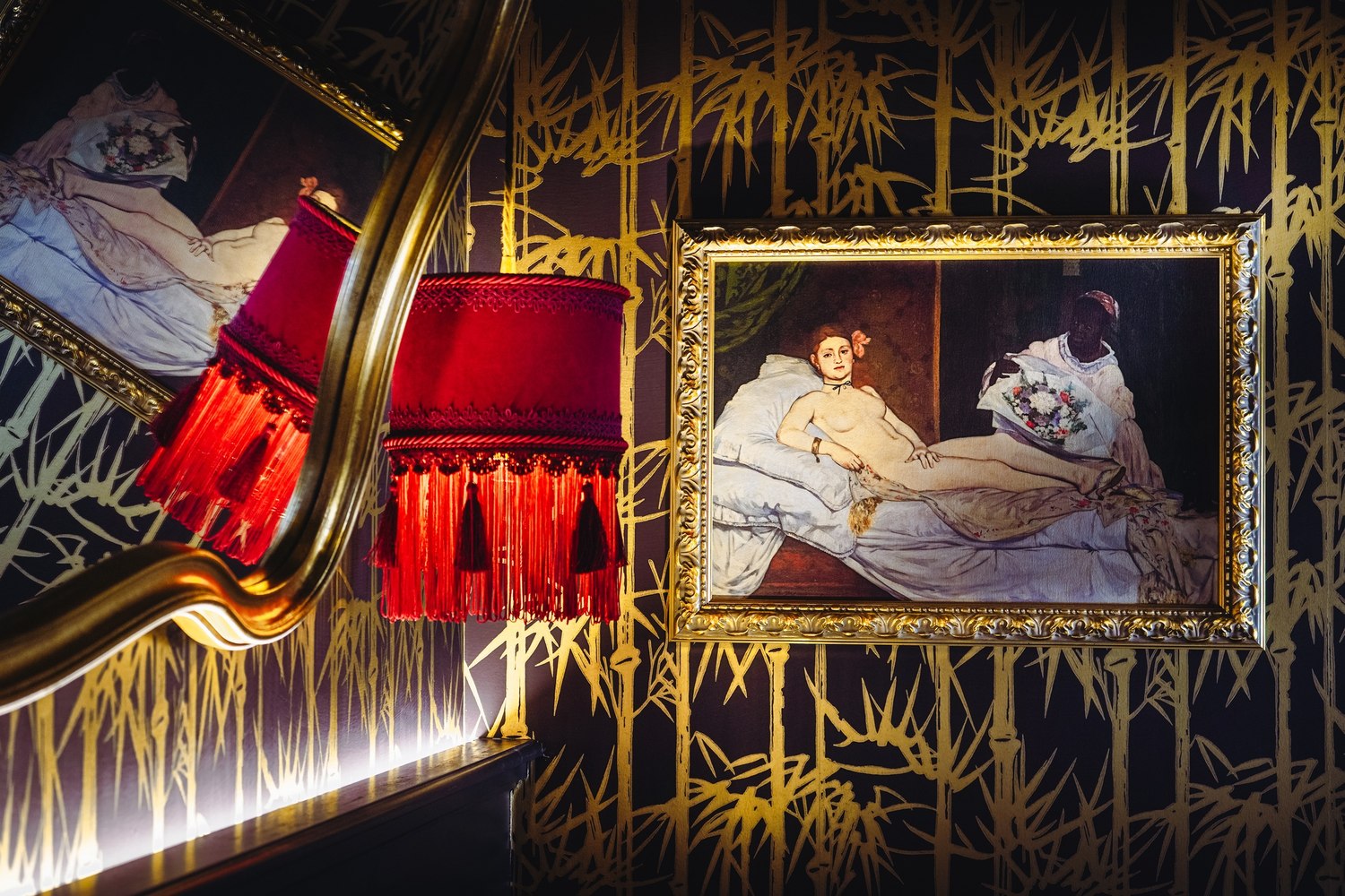 Papier peint doré, abat-jour à franges rouges et reproduction de l'Olympia de Manet au Madame C, à Strasbourg