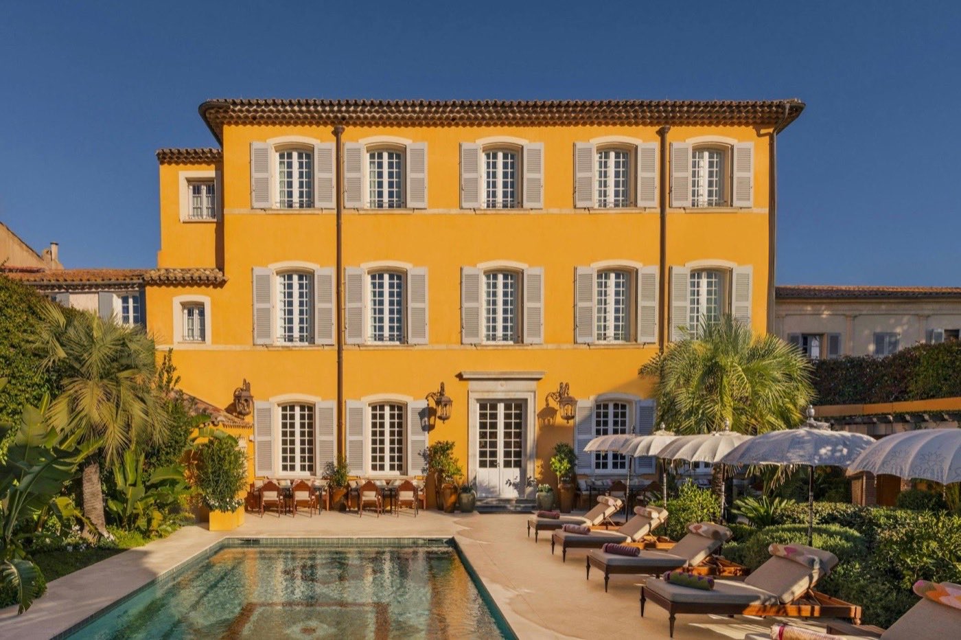 La façade ocre et la piscine du Pan Deï Palais, Saint-Tropez
