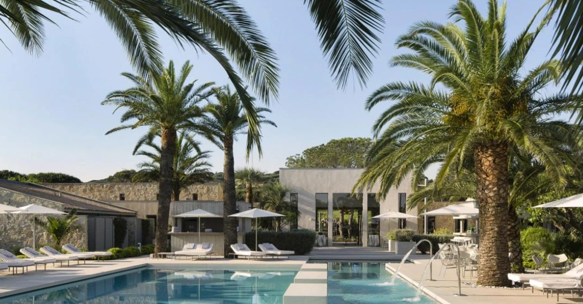 La piscine et les palmiers du Sezz Saint-Tropez