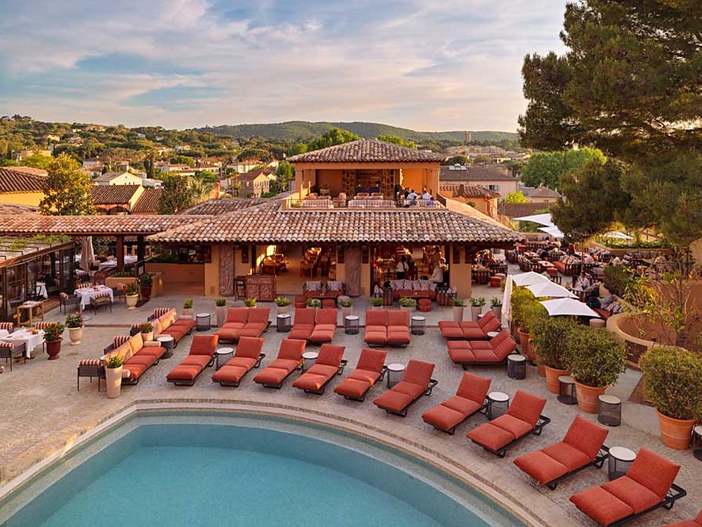 Le Byblos Saint-Tropez, ses façades ocre et sa piscine centrale