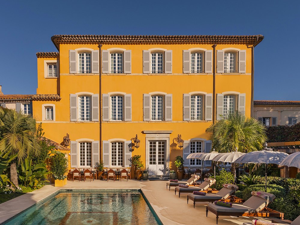 La façade ocre et la piscine du Pan Deï Palais, à Saint-Tropez