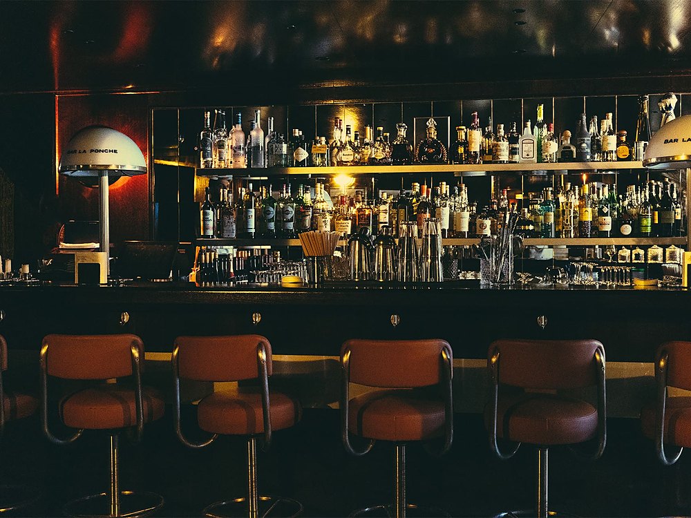 Le bar de La Ponche à Saint-Tropez, ses tabourets de cuir et son mur de bouteilles