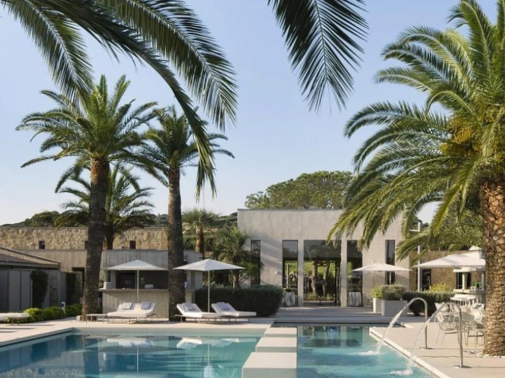 La piscine extérieure chauffée de l'Hôtel Sezz Saint-Tropez, route des Salins