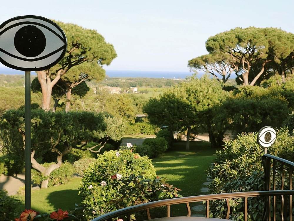 Le parc de la Villa Marie et ses pins parasols, au-dessus de la baie de Pampelonne