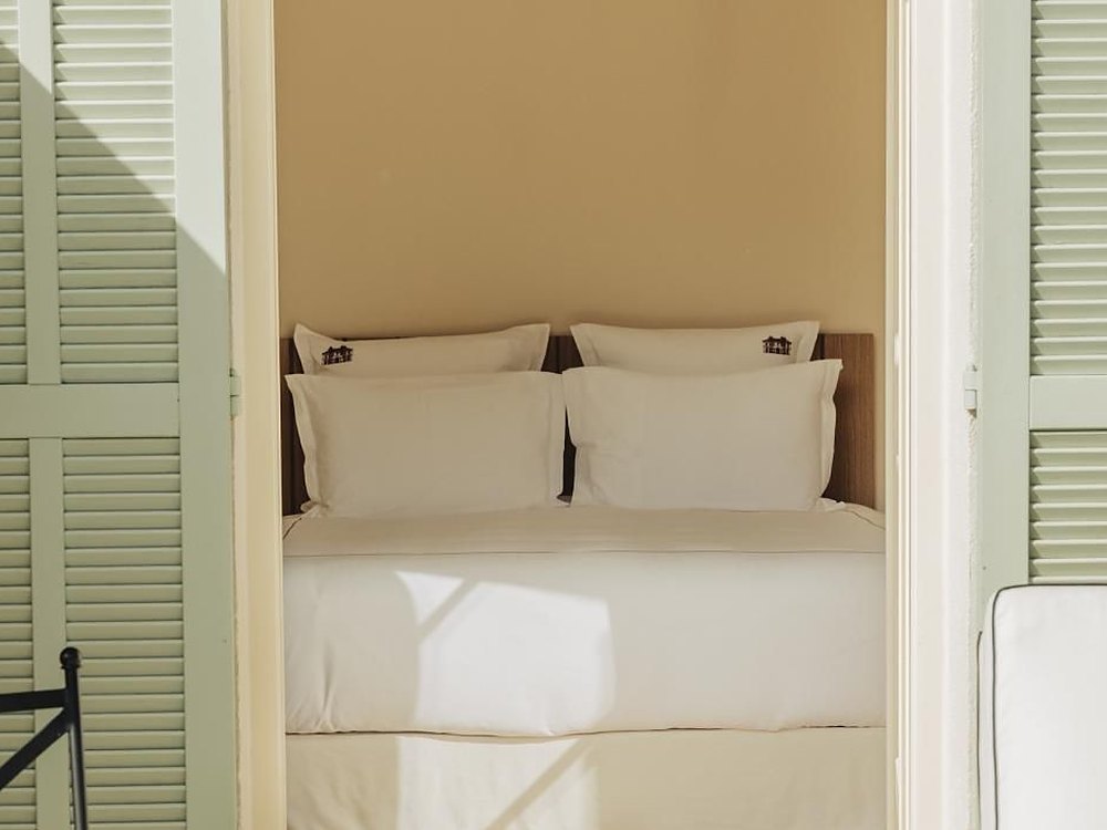 Une chambre de La Bastide de Saint-Tropez, entre ses volets provençaux