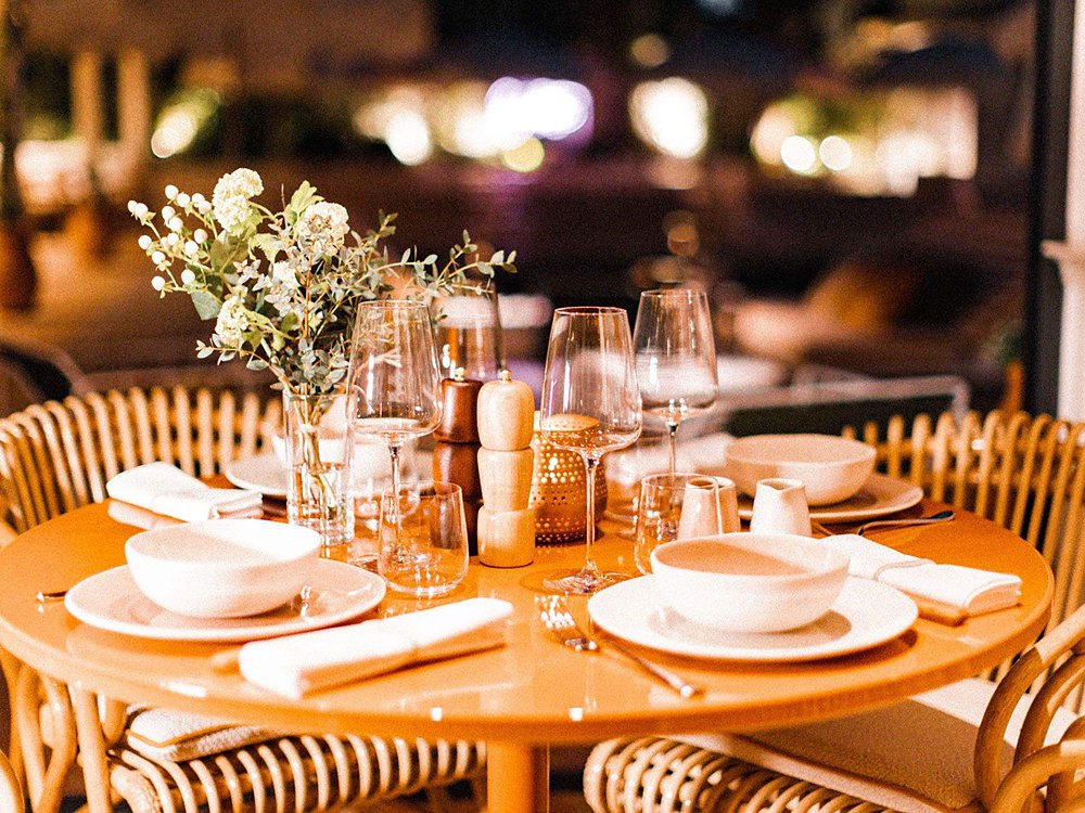 Une table dressée à l'Hôtel des Lices, à Saint-Tropez, à la tombée du jour