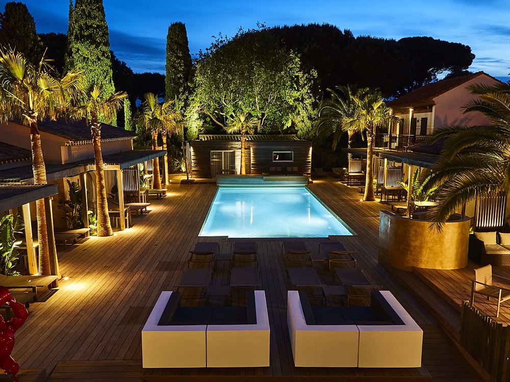 La piscine de la Villa Cosy à Saint-Tropez, éclairée à la tombée du jour