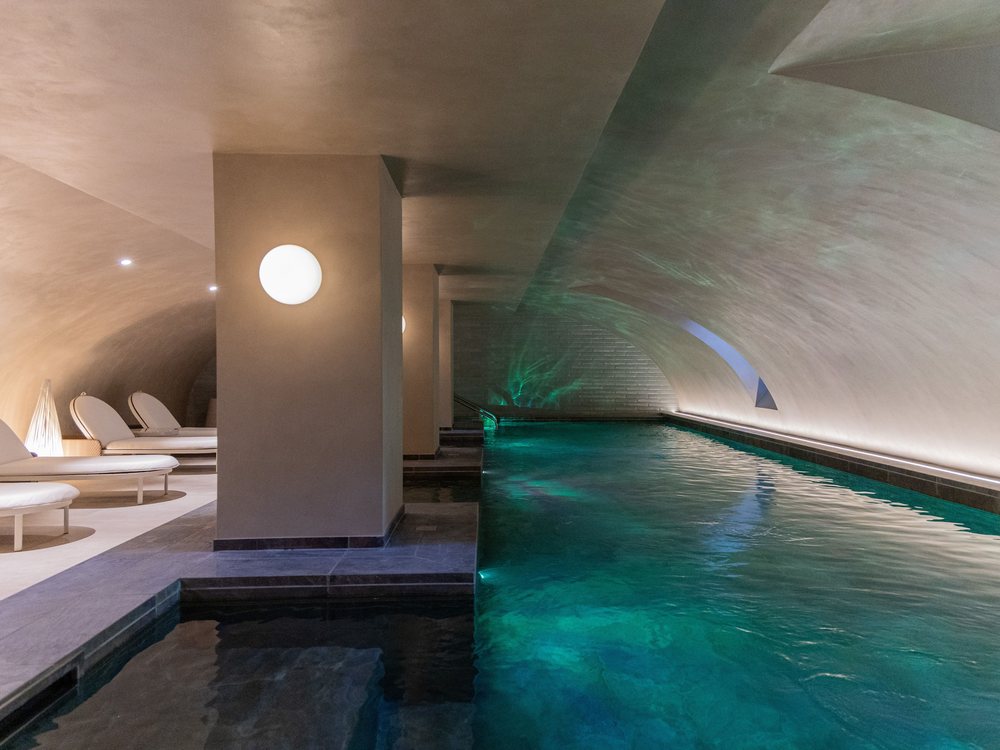 Le bassin du spa Sisley de Fleur de Loire sous une voûte claire