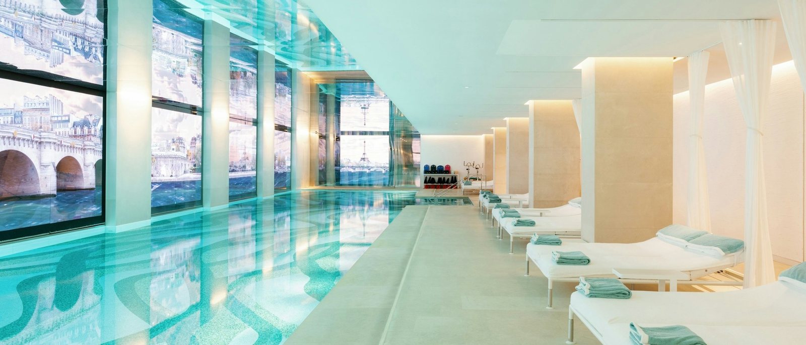 La piscine de 30 mètres du Dior Spa Cheval Blanc, ses mosaïques, sa fresque de Paris et sa rangée de transats blancs