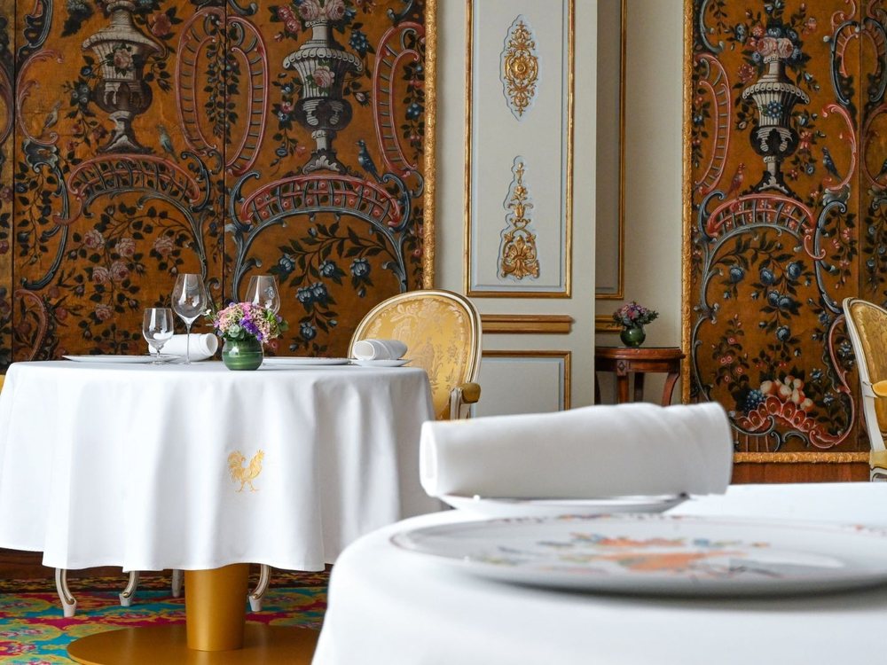 La salle Régence du Chantecler au Negresco, table dressée, tapisserie et chaises dorées