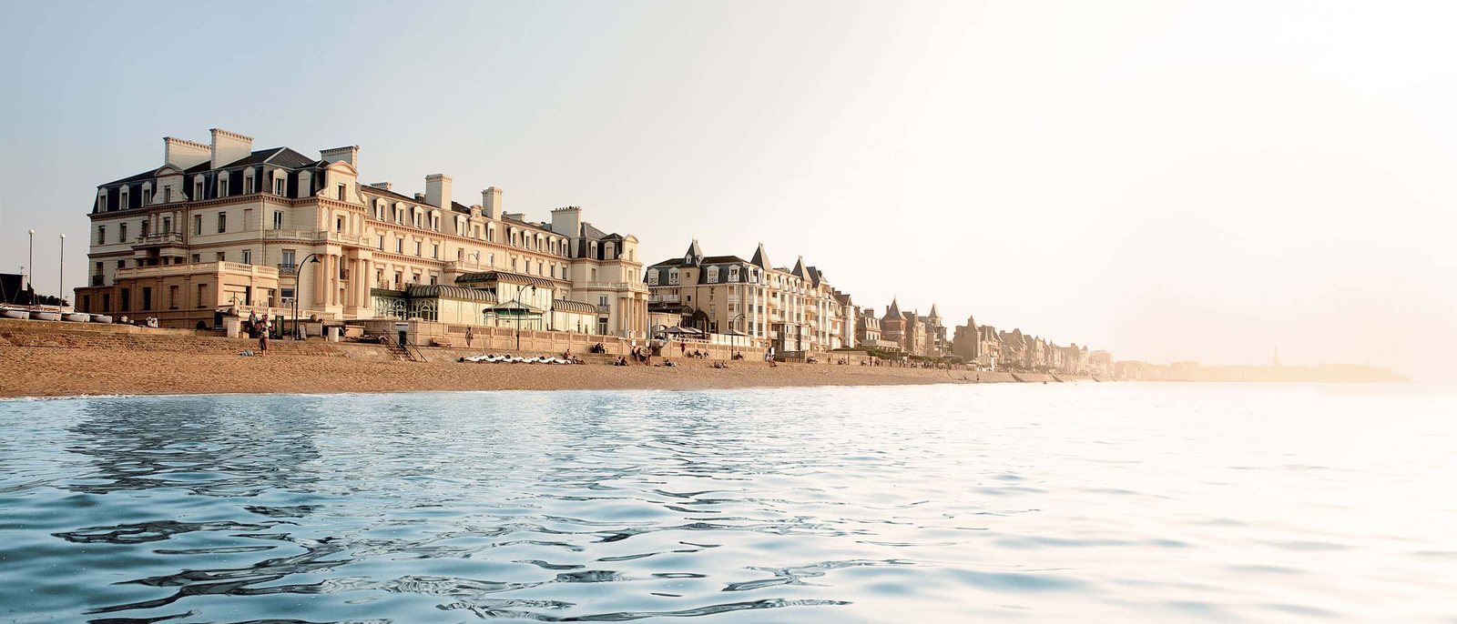 Les Thermes Marins de Saint-Malo et le Grand Hôtel des Thermes sur la plage du Sillon, vus depuis la mer