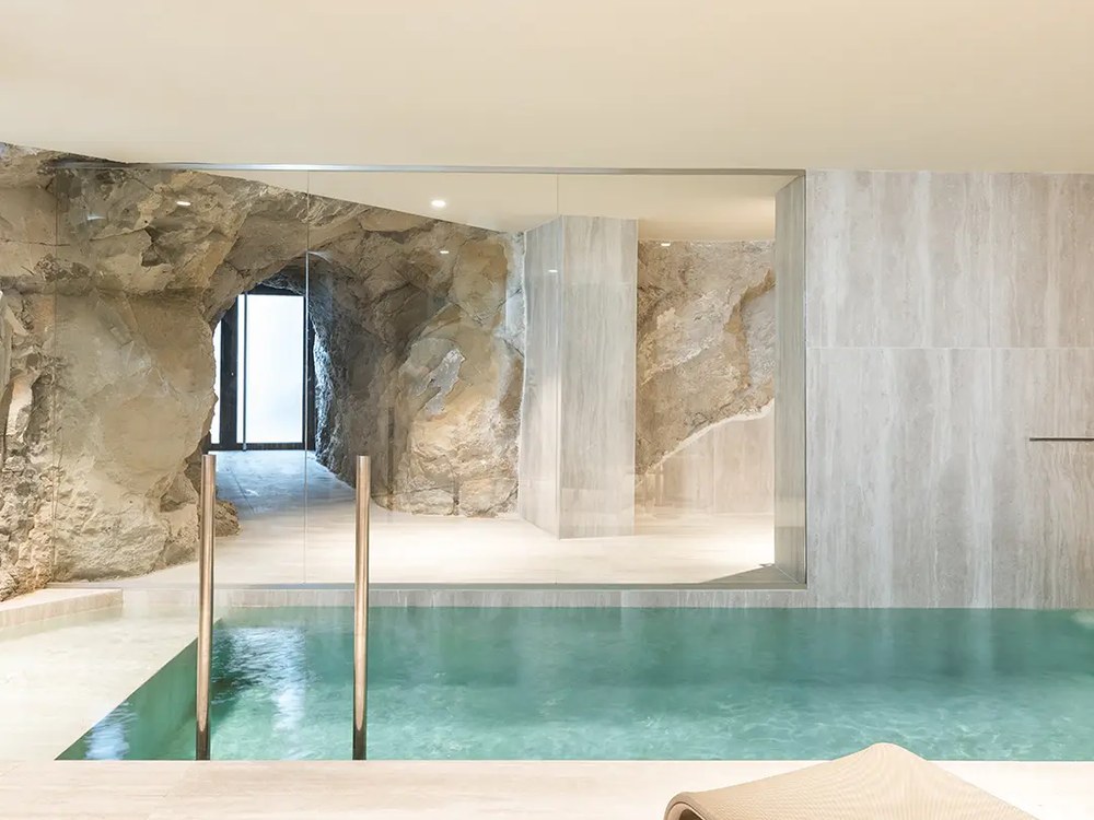 Le bassin intérieur du spa des Bords de Mer, creusé dans la roche blonde, échelle de laiton