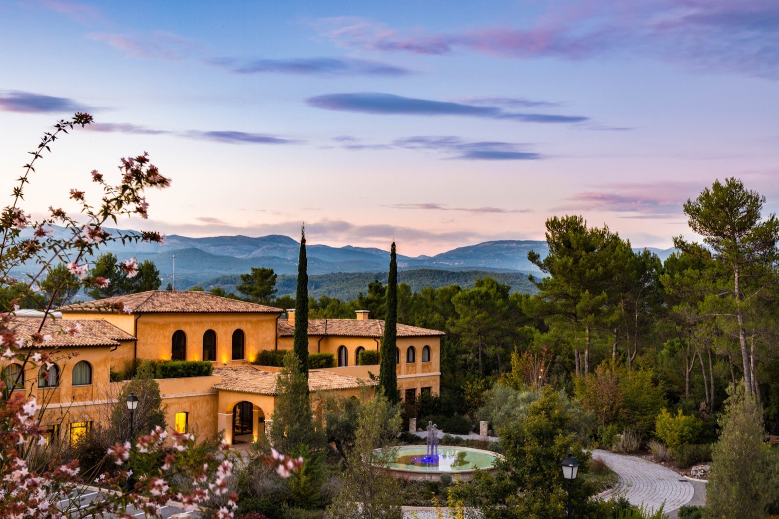 Le domaine de Terre Blanche au crépuscule, Provence
