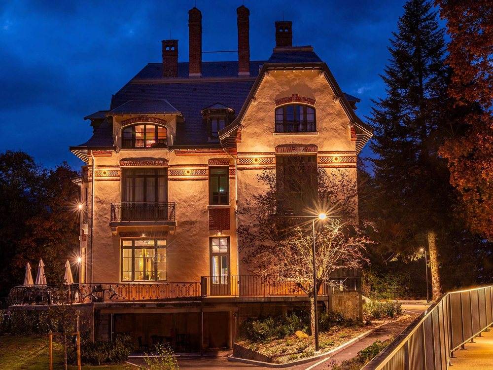 Le château de Villemur éclairé à la nuit tombée, autour duquel s'organise le Mercure Ax-les-Thermes