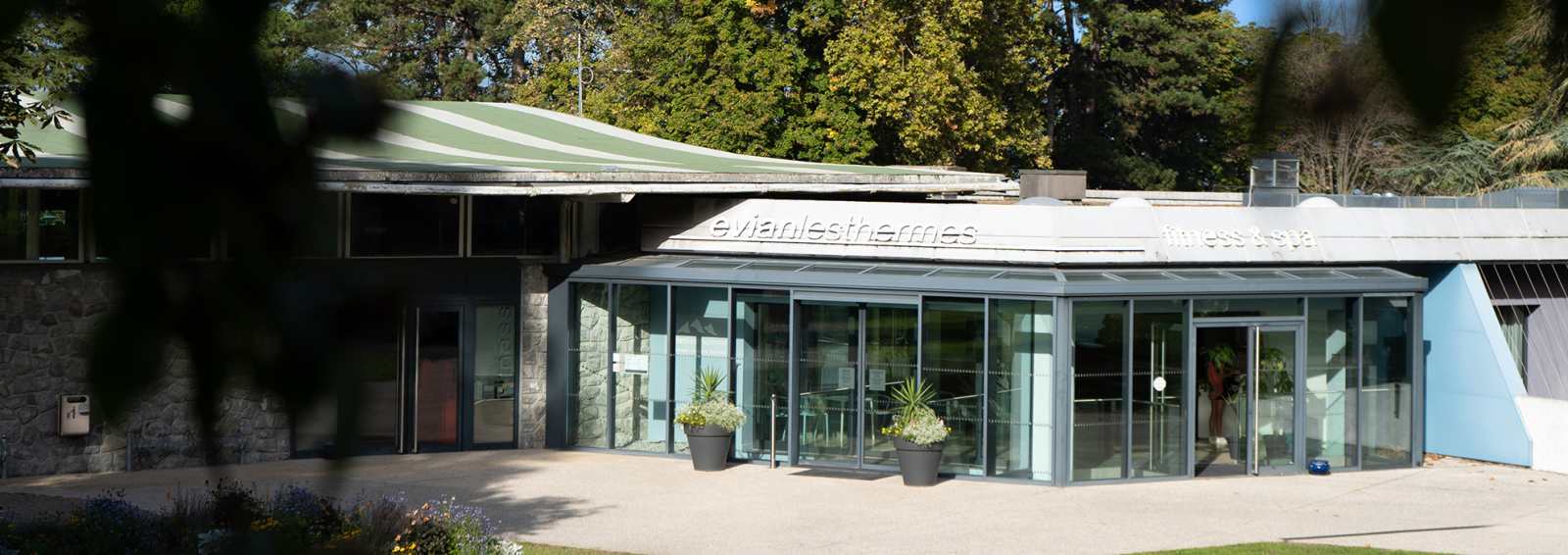 L'entrée vitrée du bâtiment des Thermes evian, espace fitness et spa, à Évian-les-Bains