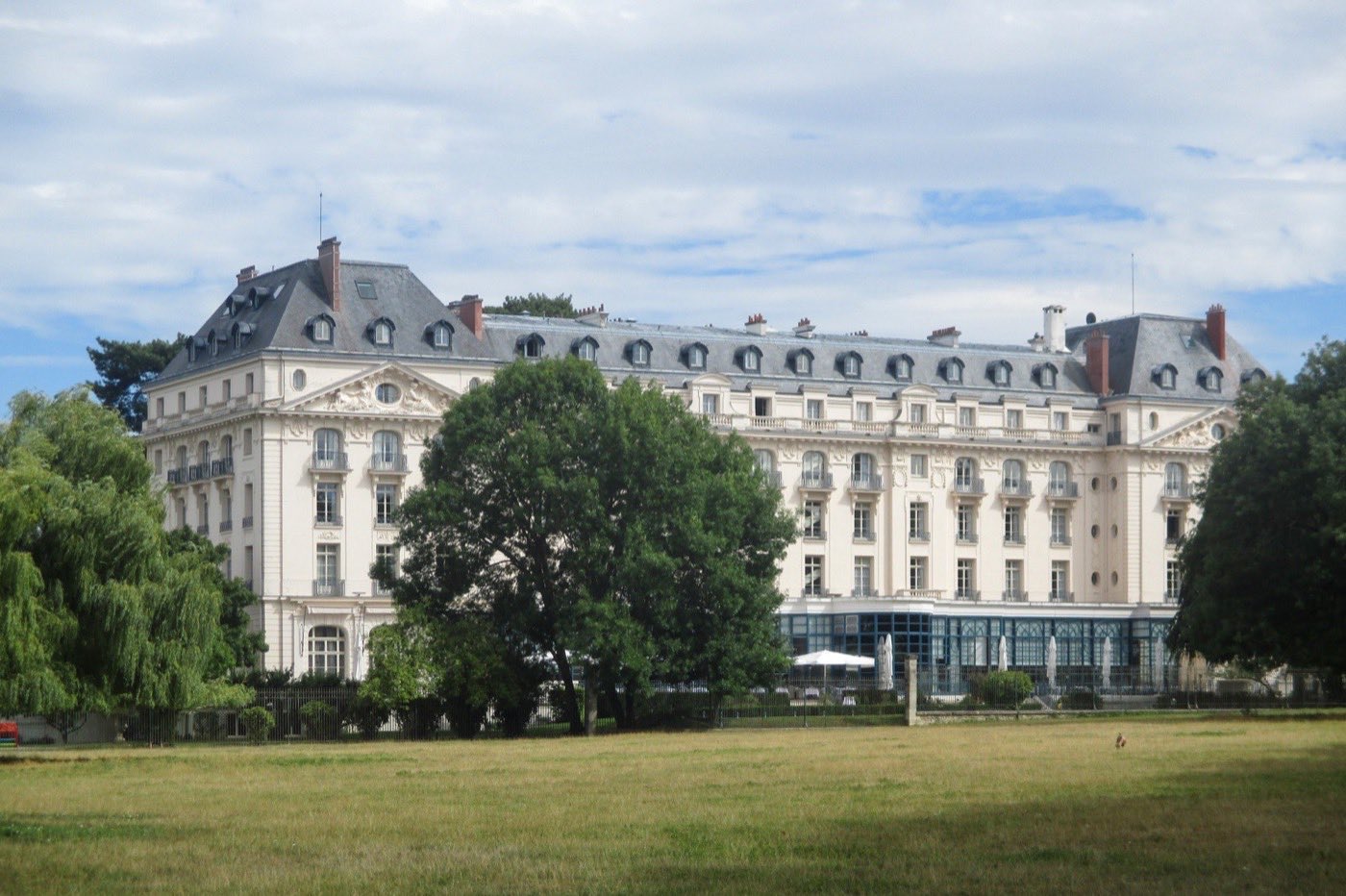 La façade de l'hôtel Trianon Palace vue depuis le parc du château de Versailles