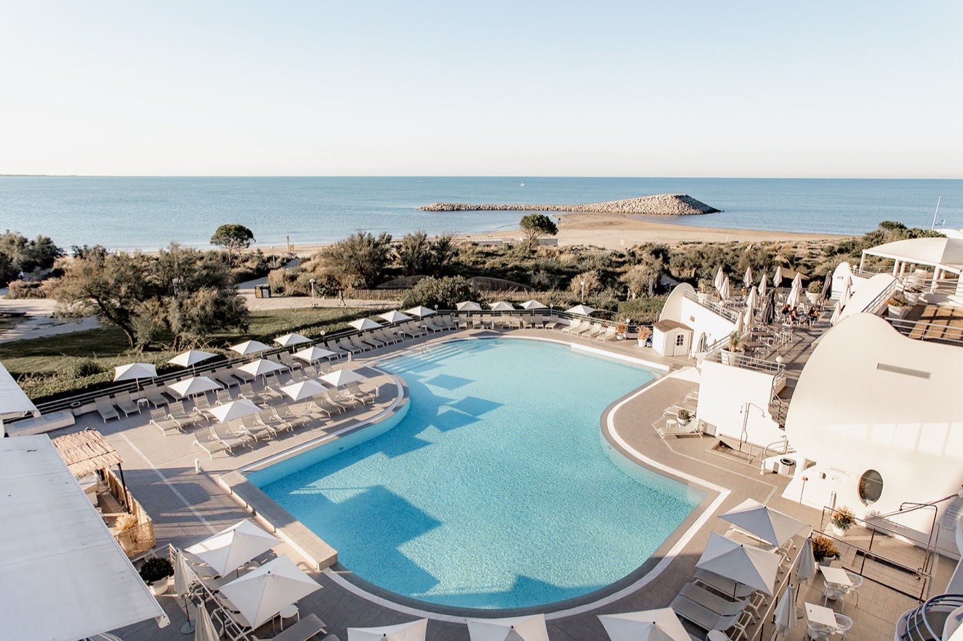 Piscine extérieure des Corallines face à la plage de La Grande-Motte
