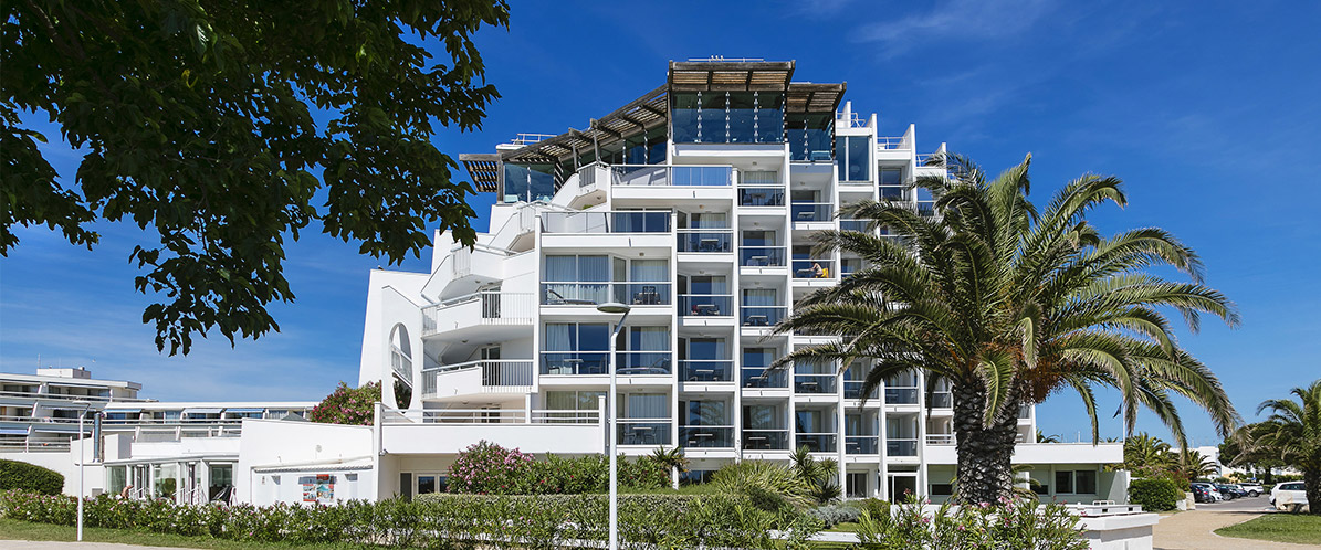 Façade blanche de l'hôtel Thalazur Port-Camargue au Grau-du-Roi