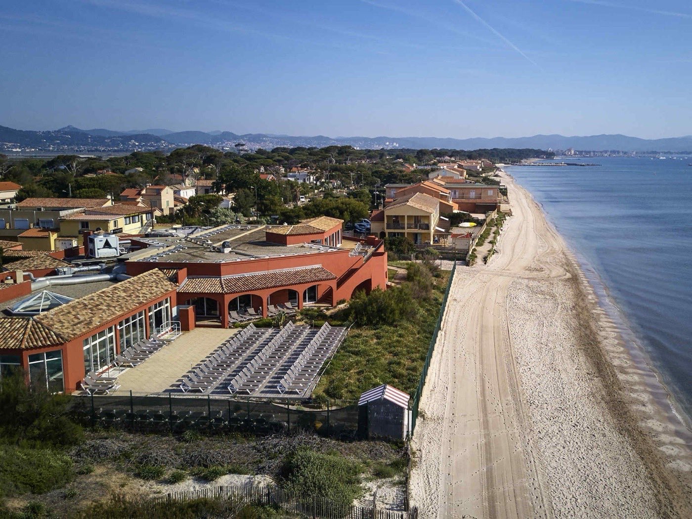 Vue aérienne du centre Thalassa Sea & Spa en bord de plage sur la presqu'île de Giens à Hyères
